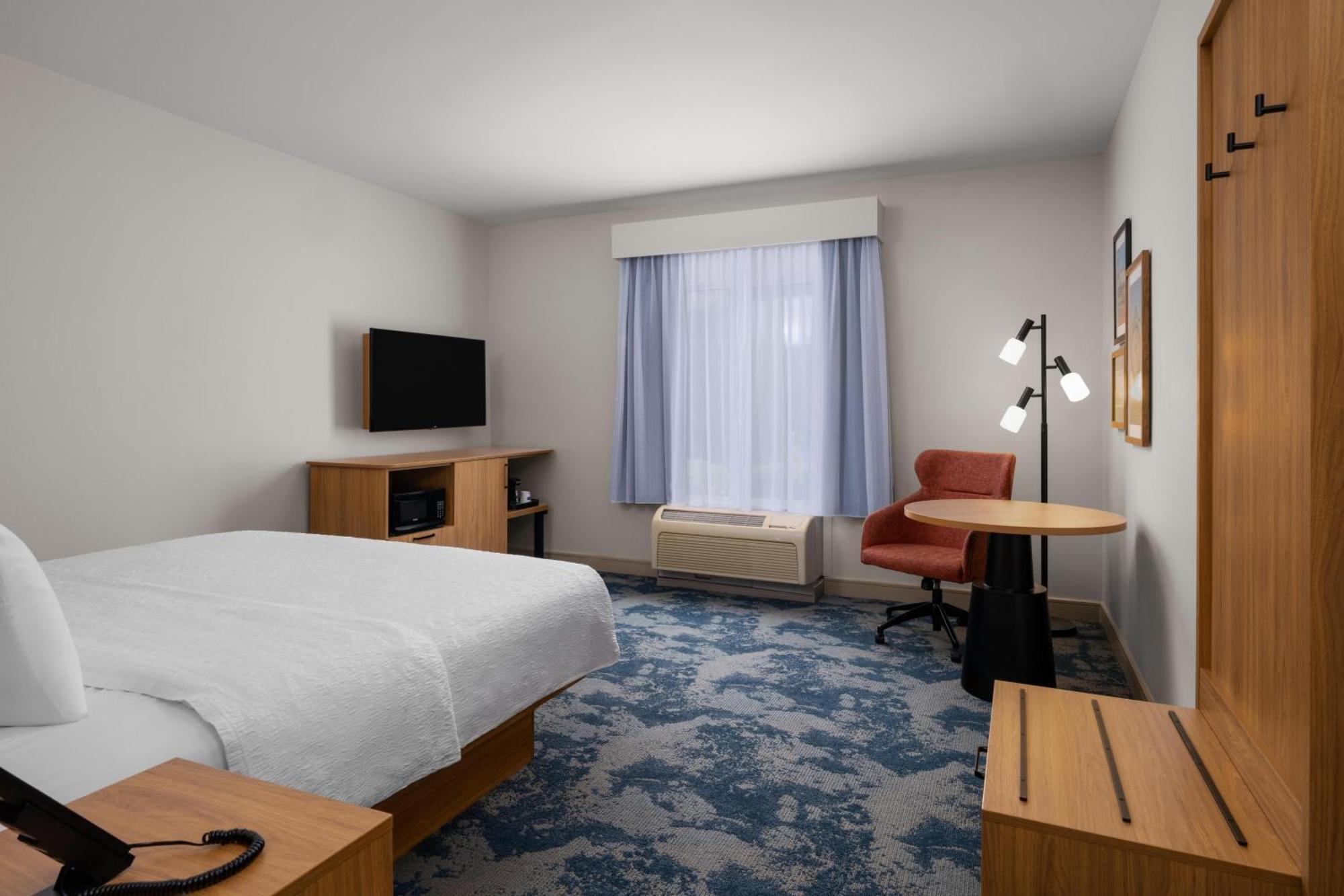 King Room with King Bed - Non-Smoking
